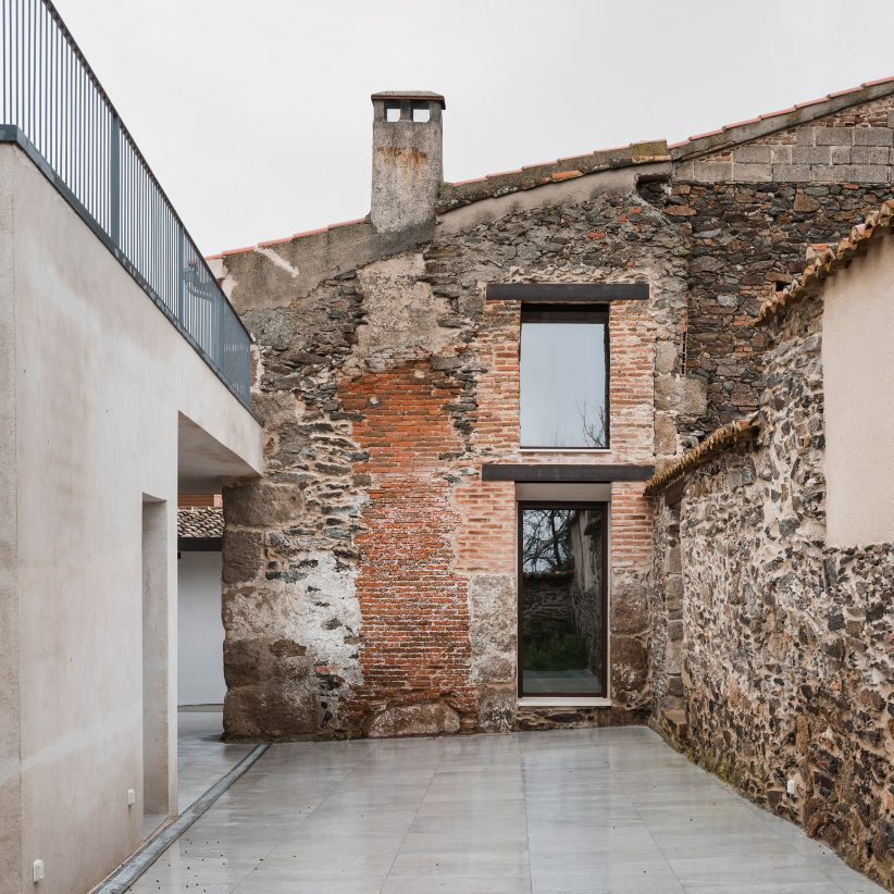 Neil Architecture Shelters Rural Sanctuary With Rammed Earth Wall