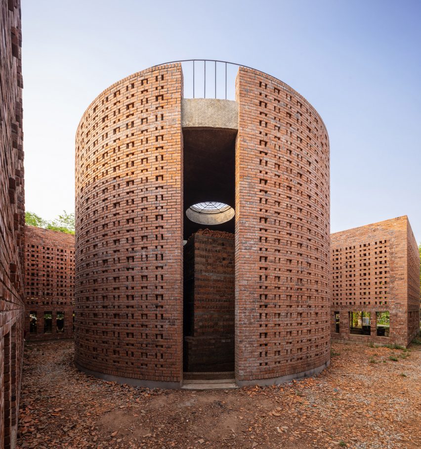 Estructura cilíndrica dentro de un taller de terracota en Vietnam