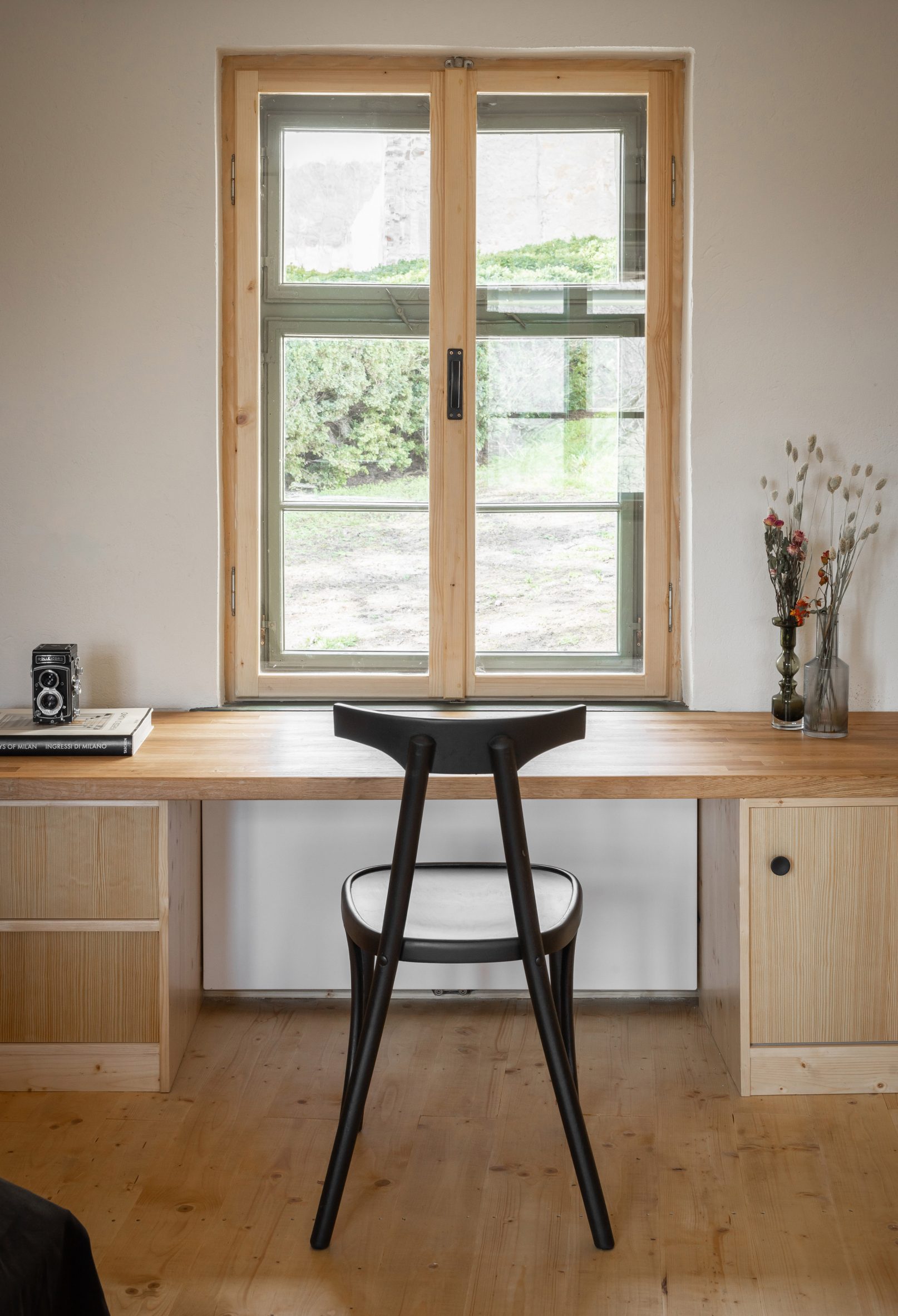 Desk space within guesthouse by Modul 28