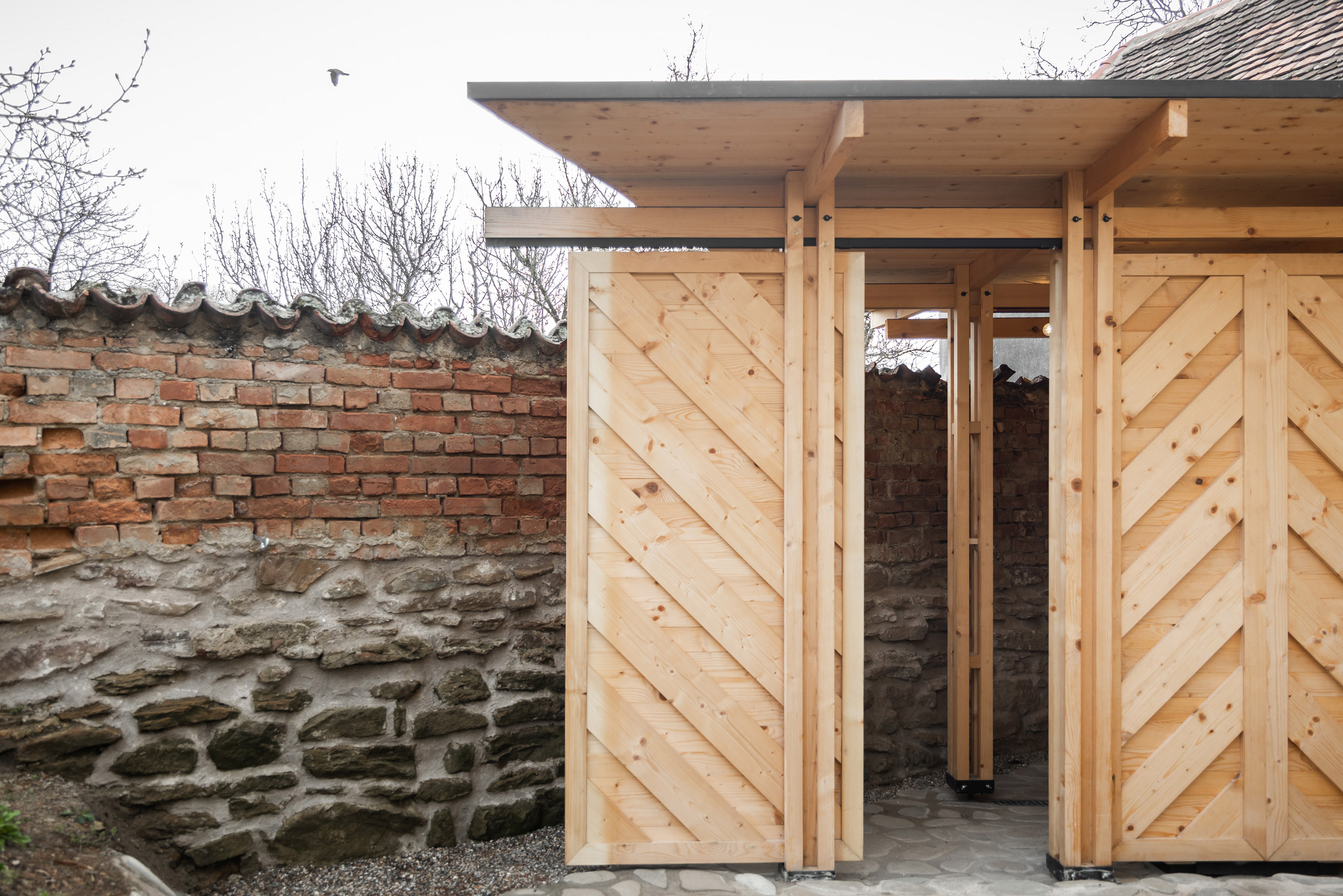 Timber structure beside guesthouse by Modul 28