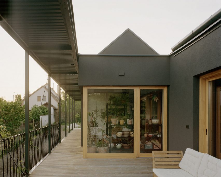 Verandah within steel-framed home by Théque Atelier