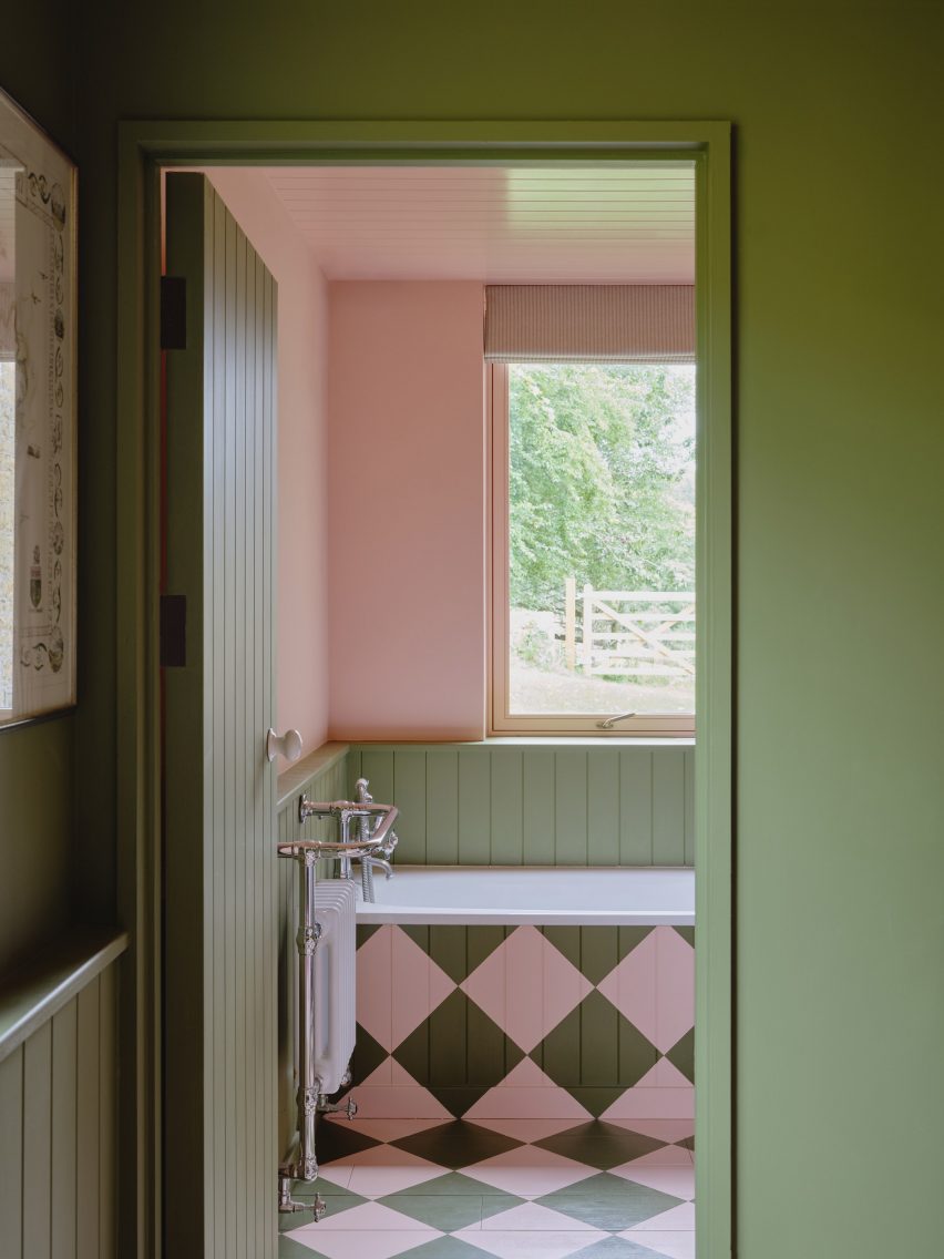 Colourful bathroom within Old School House by Bindloss Dawes