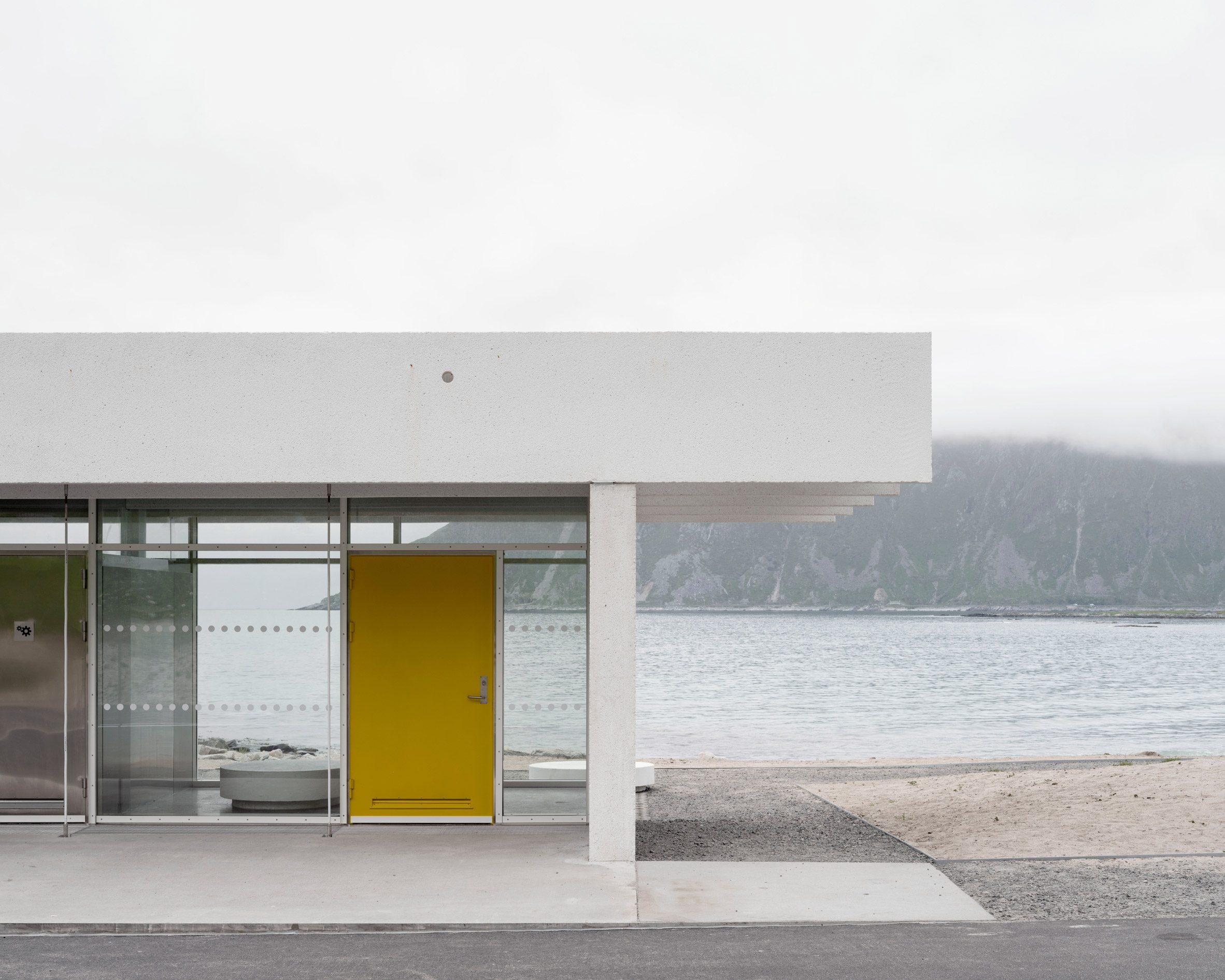 Concrete public shelter exterior by Jørgen Tandberg Architecture and Vatn Architecture
