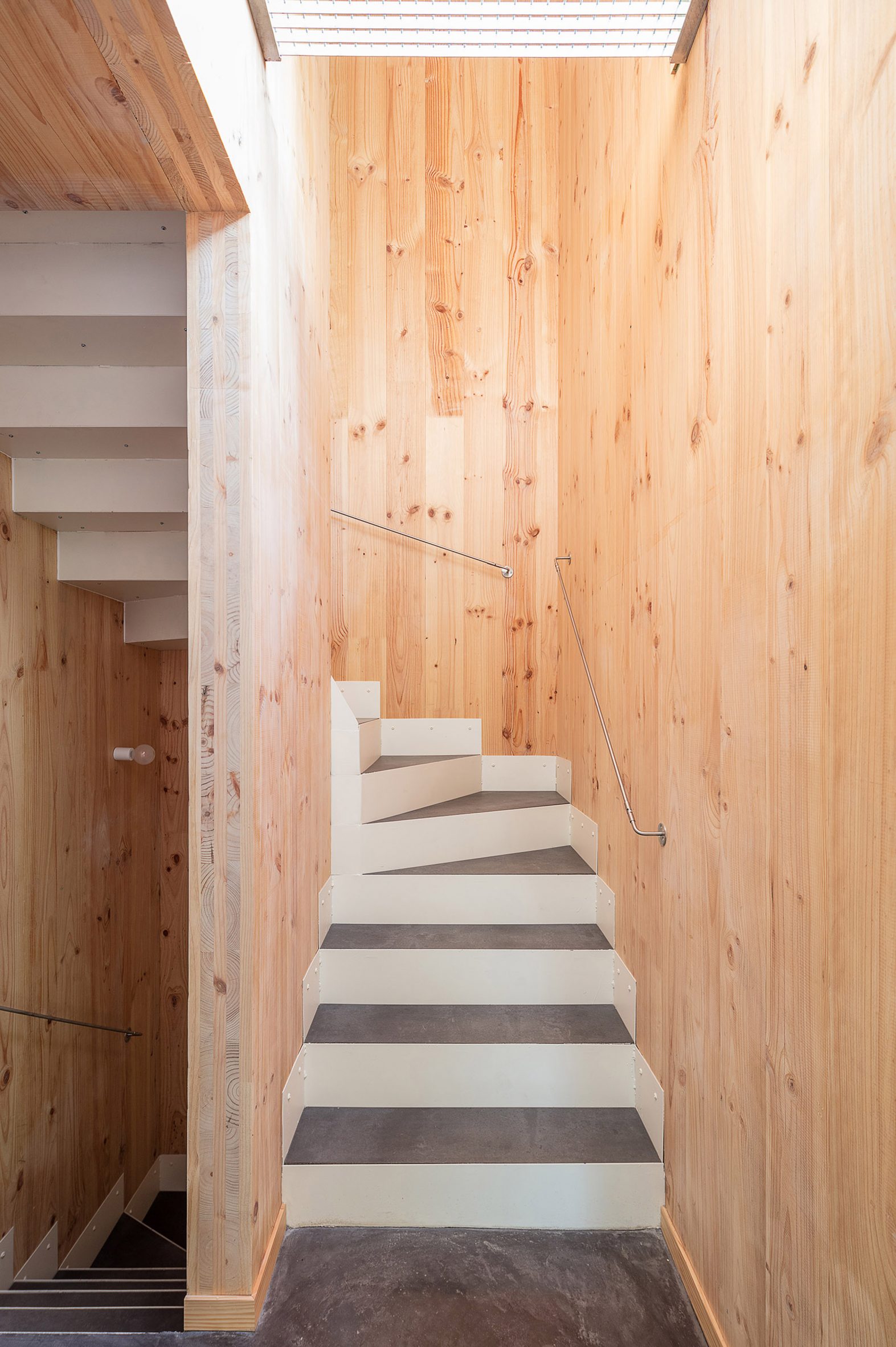 Staircase in Spanish housing block by Núñez Ribot
