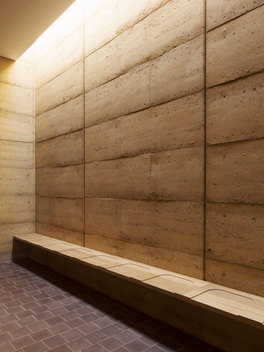 Cement-stabilised rammed earth