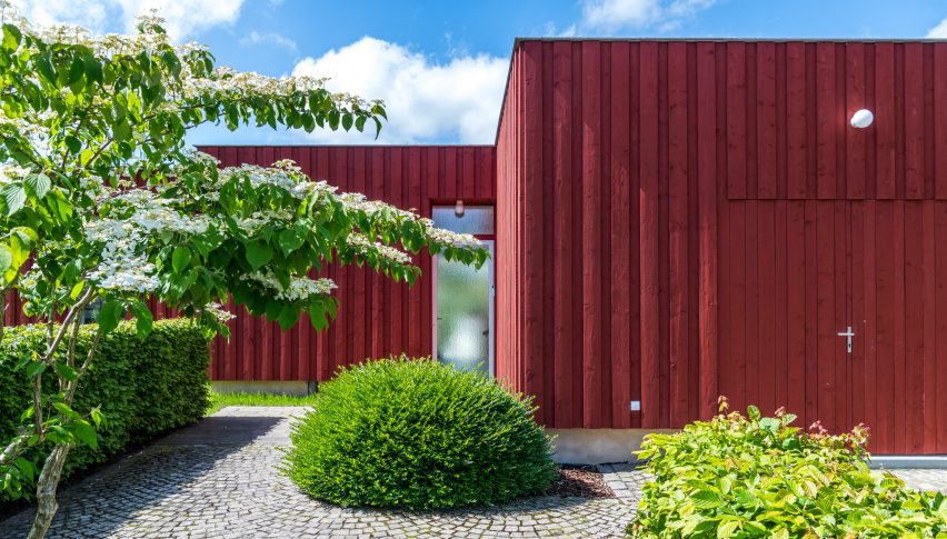 Red-timber exterior of home renovation by Madam Architectuur