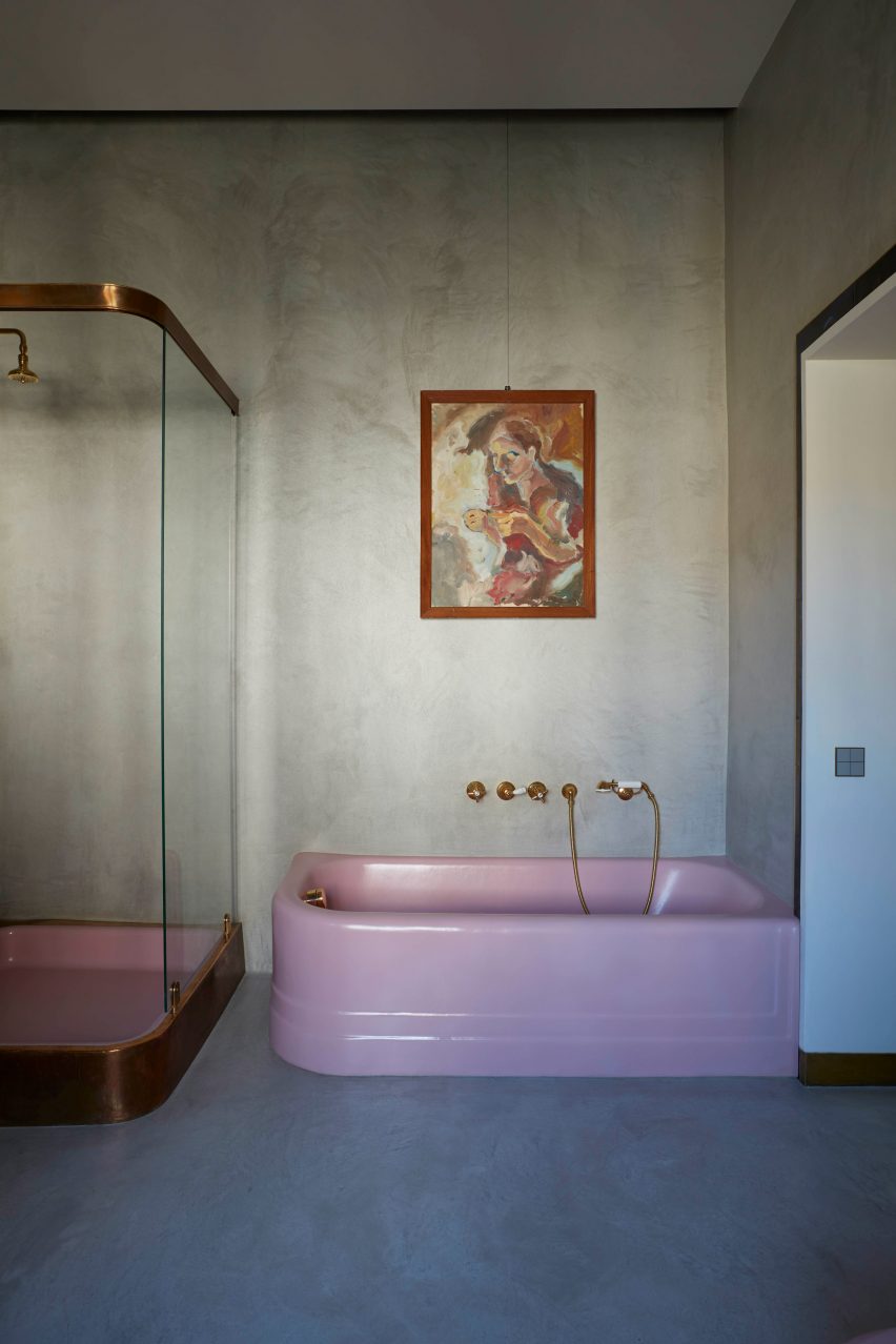 Pink bathtub in renovated apartment by David/Nicolas