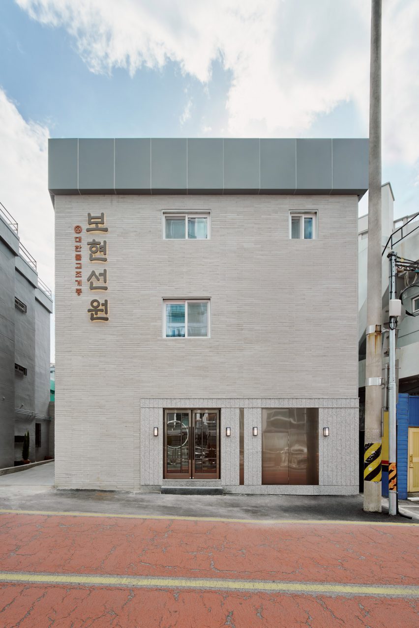 Exterior of Bohyun Buddhist Meditation Centre by Design by 83