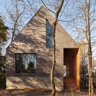 Dubbeldam Architecture + Design creates "contemporary interpretation" of A-frame cabin