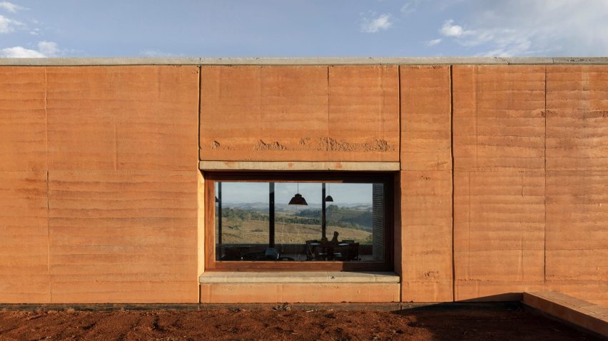 Rammed earth house by Arquipélago Arquitetos