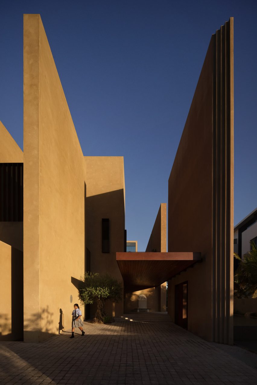 Entrance to Dubai home by Studio VDGA