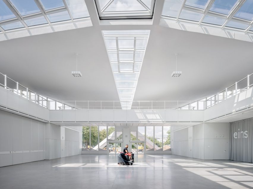 Light-filled interior of renewed post-war hall by GMP Architekten