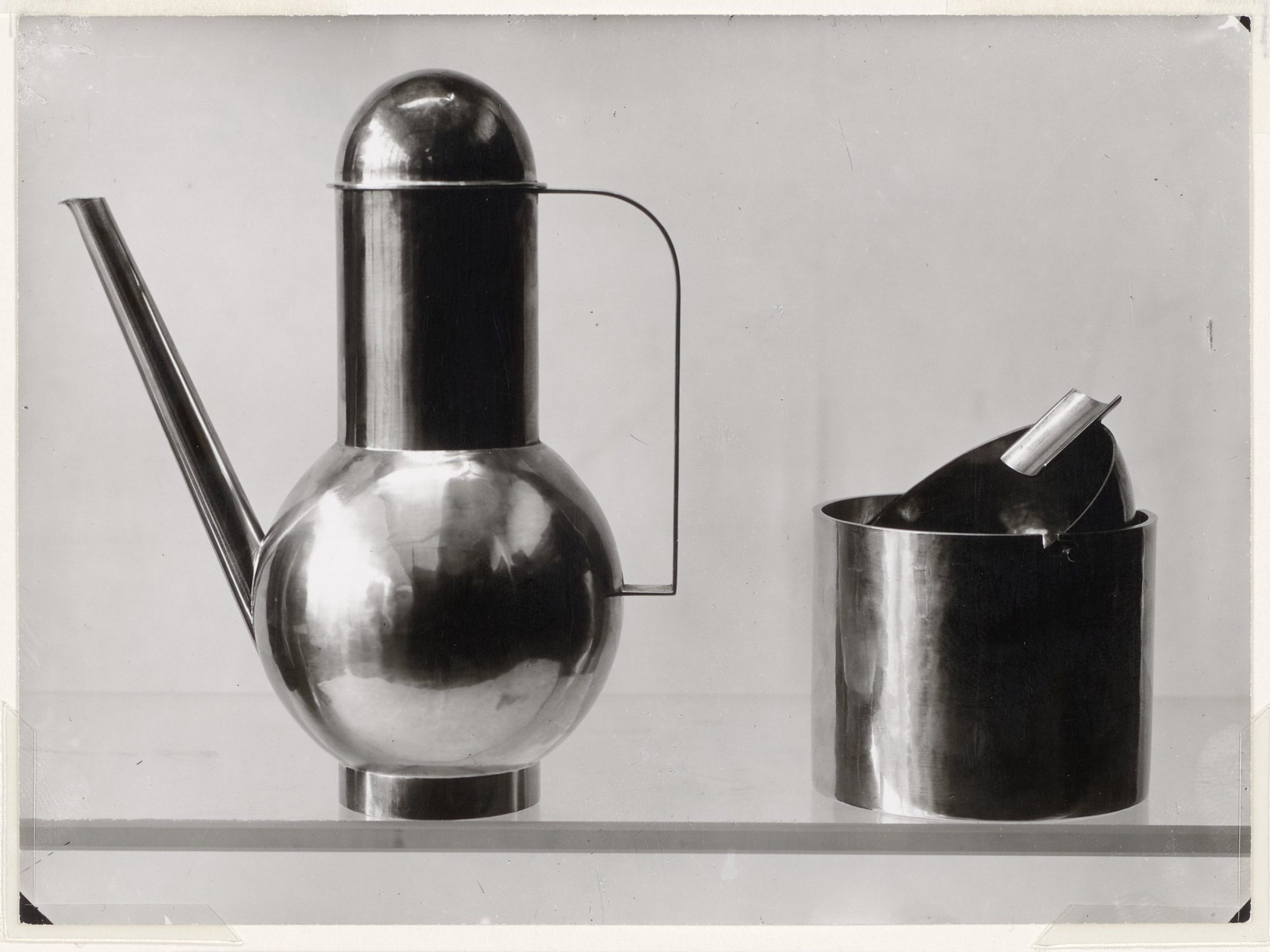 Tea pot and ashtray (Bauhaus – Marianne Brandt) by LUCIA MOHOLY, 1924, via the Fotostiftung Schweiz, Winterthur