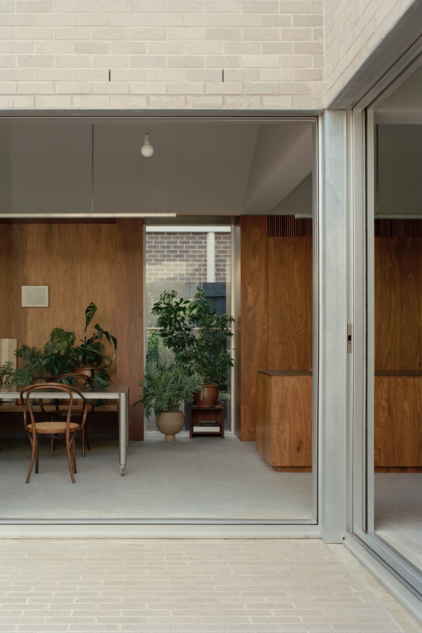 Courtyard and kitchen at Naples Street House by Edition Office