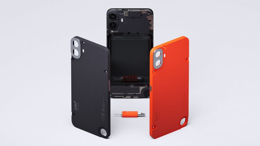 Image du smartphone CMF Phone 1 avec la coque arrière dévissé pour révéler les composants internes et deux options de coque noire et orange posées devant lui