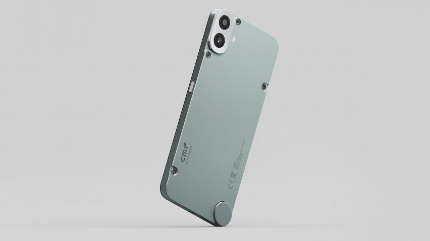 Image de l'arrière du CMF Phone 1 en vert clair montrant la coque arrière avec de petites vis visibles et un petit cache de port circulaire dans le coin inférieur droit