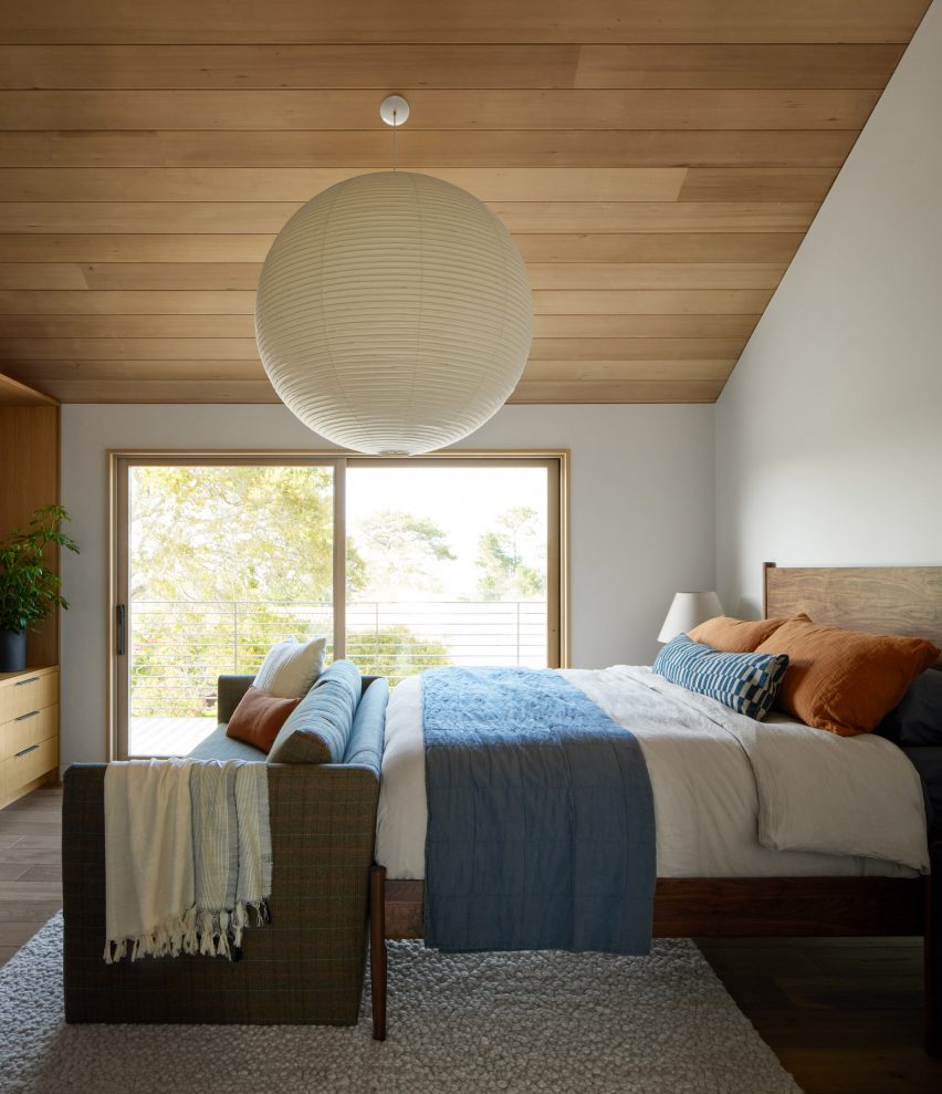 Wood-clad ceiling in the bedroom