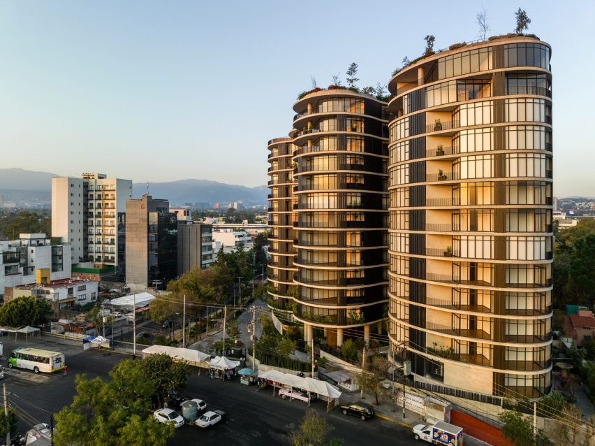 Tower with curved volumes