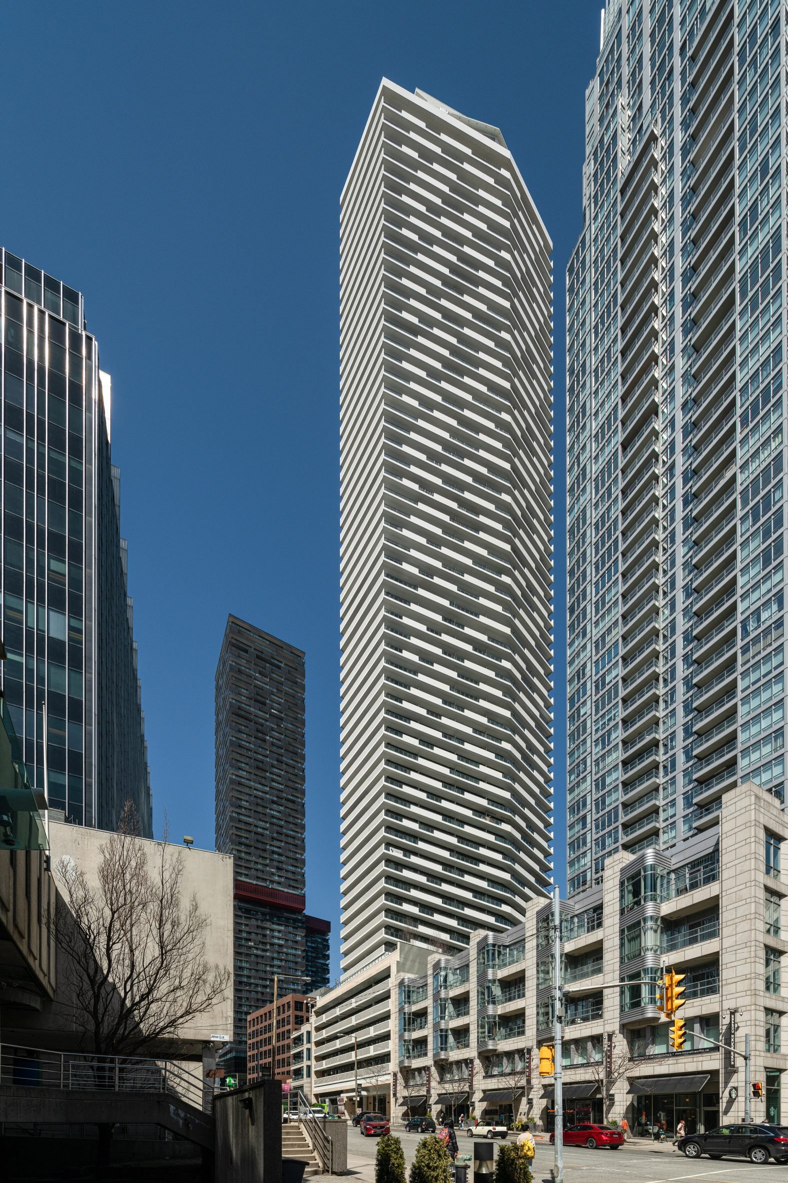 Pei Architects Toronto skyscraper from ground level