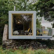Patrick Bradley Architects adapts ruins into house using shipping container