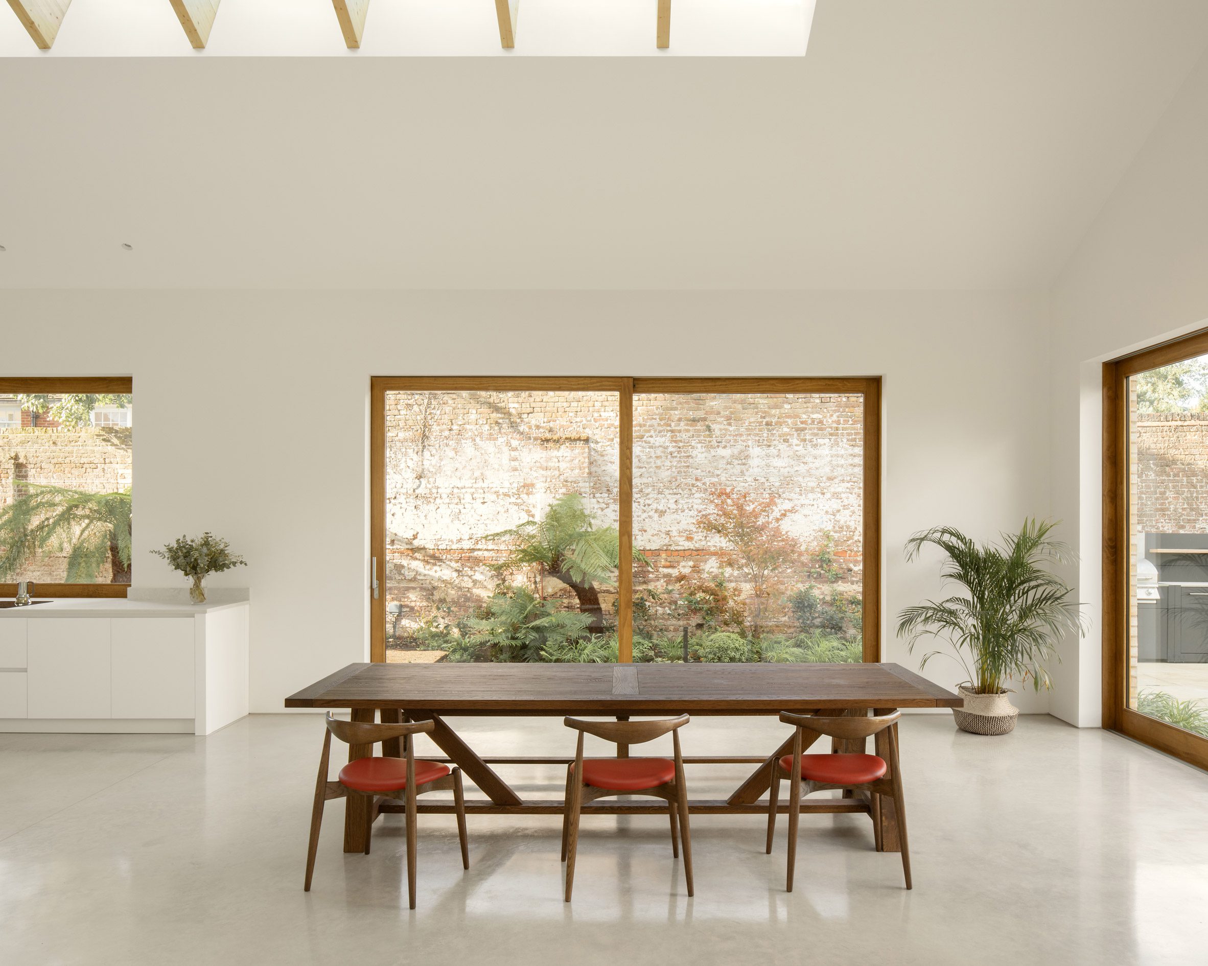 Dining room at house in Wimbledon by Erbar Mattes