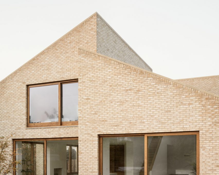 Buff-brick facades of home by Erbar Mattes