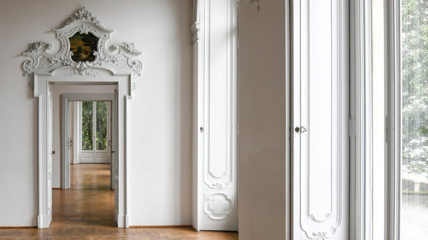 Photo of doorway in Italian palace