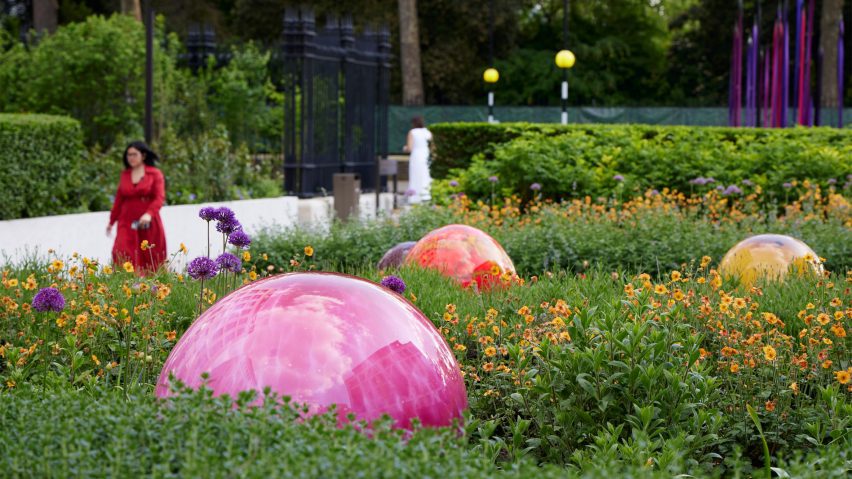 Photo of Dale Chihuly installation at Chelsea Barracks