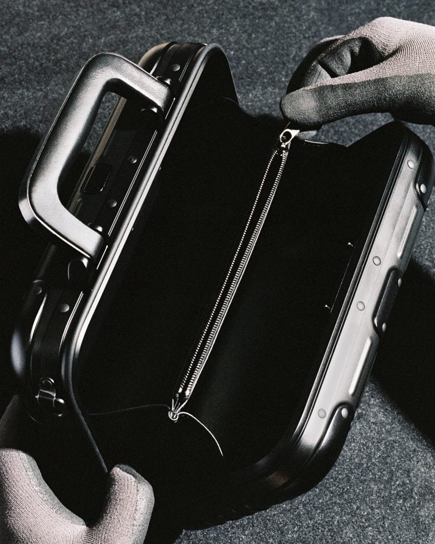 Photo of the manufacturing pf Rimowa's Original bag