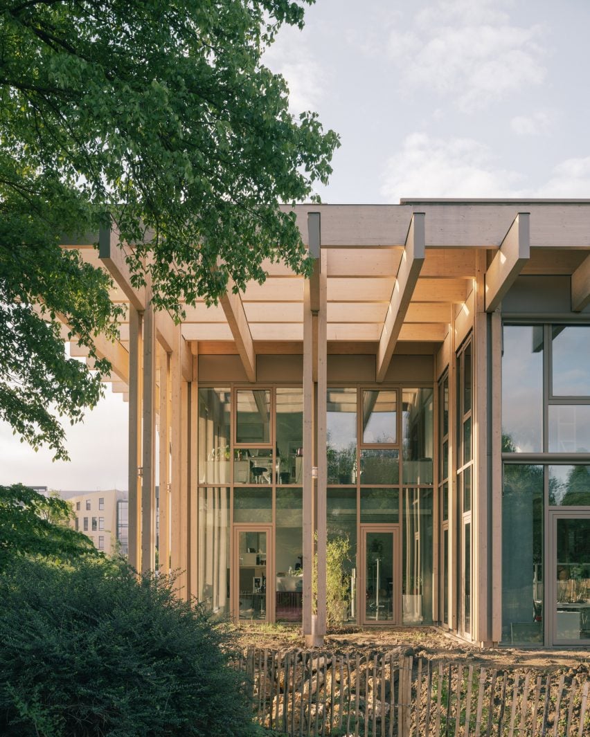 Timber exterior of Pavilion Jardins office in Paris