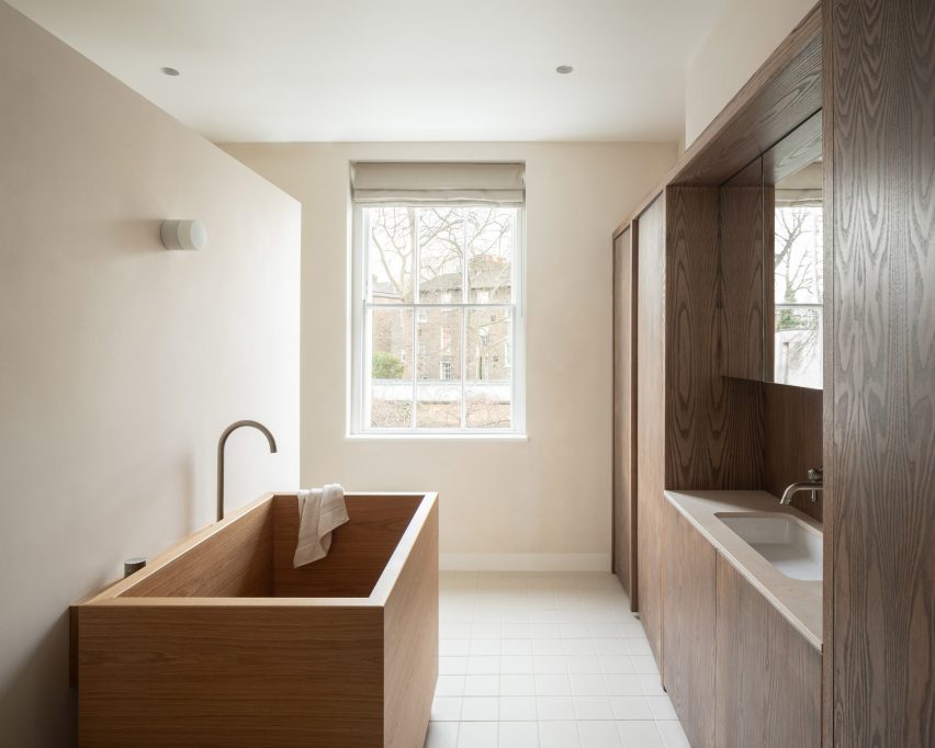 En-suite bathroom within Victorian home extension by EBBA Architects