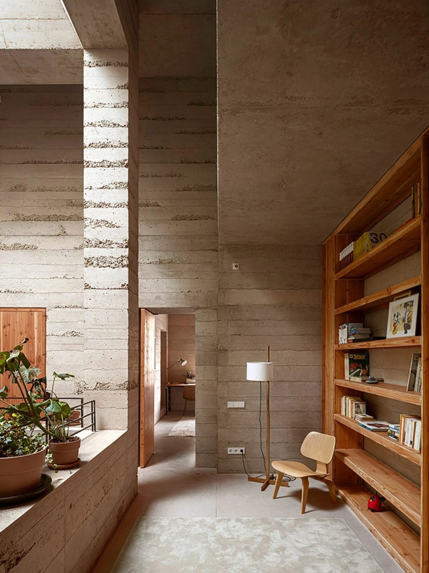 Bookcase in room with concrete walls Barcelona