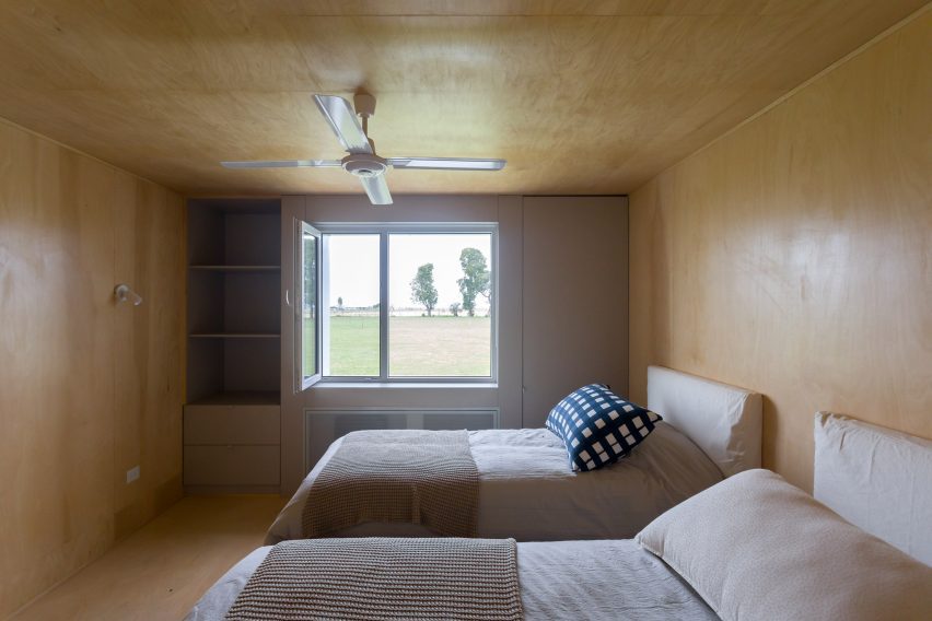 Bedroom with twin beds