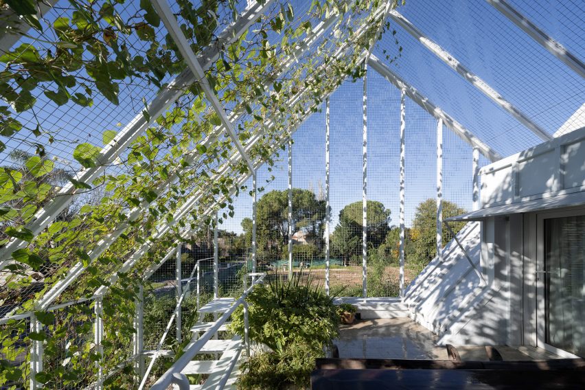 Greenhouse roofline of Casa Wiz by BHY Arquitectos