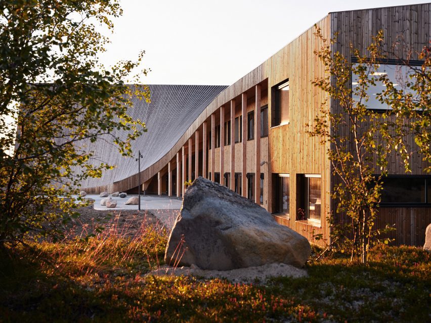 Wooden-clad exterior of Čoarvemátta educational hub in Norway