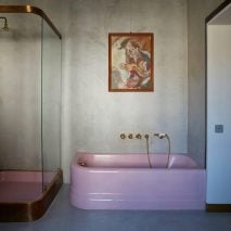 Pink bathtub in Italian apartment