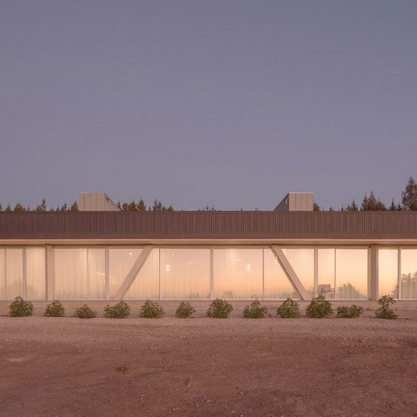 Emergentes Architectures Sàrl crea una casa de playa trapezoidal