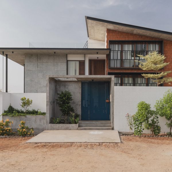 Expansive roofs create indoor and outdoor spaces in an Indian concrete house