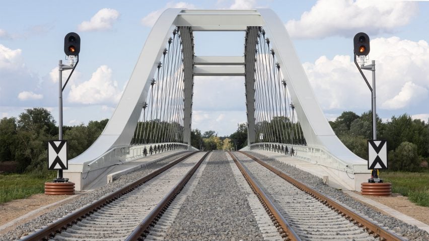 KÃ¼strin-Kietz Rail Crossing by Knight Architects