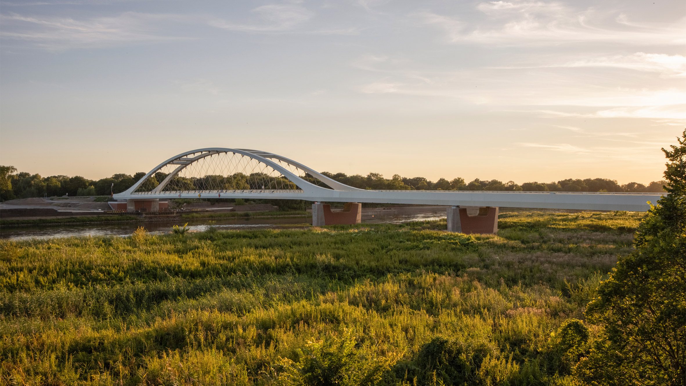 https://static.dezeen.com/uploads/2024/08/hero-kustrin-kietz-rail-crossing-knight-architects-germany-poland-bridge_dezeen_2364_col_10.jpg