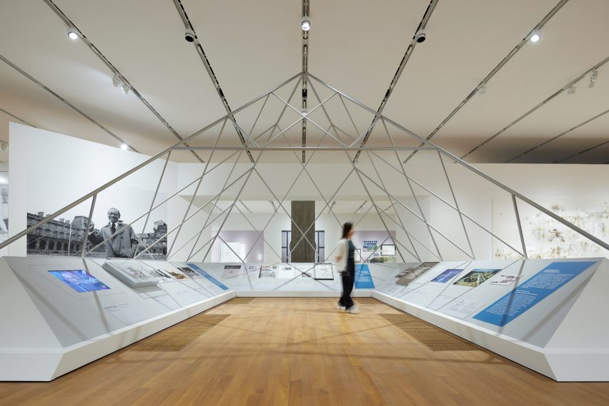 Musée du Louvre pyramid