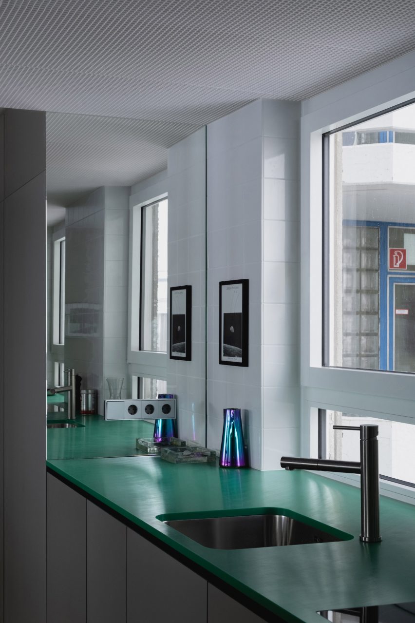 Kitchen with green countertop and mirrored wall