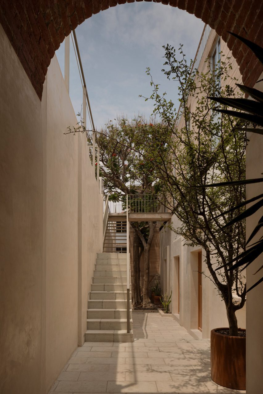 Renovation by Espacio 18 Arquitectura and Cueto Arquitectura