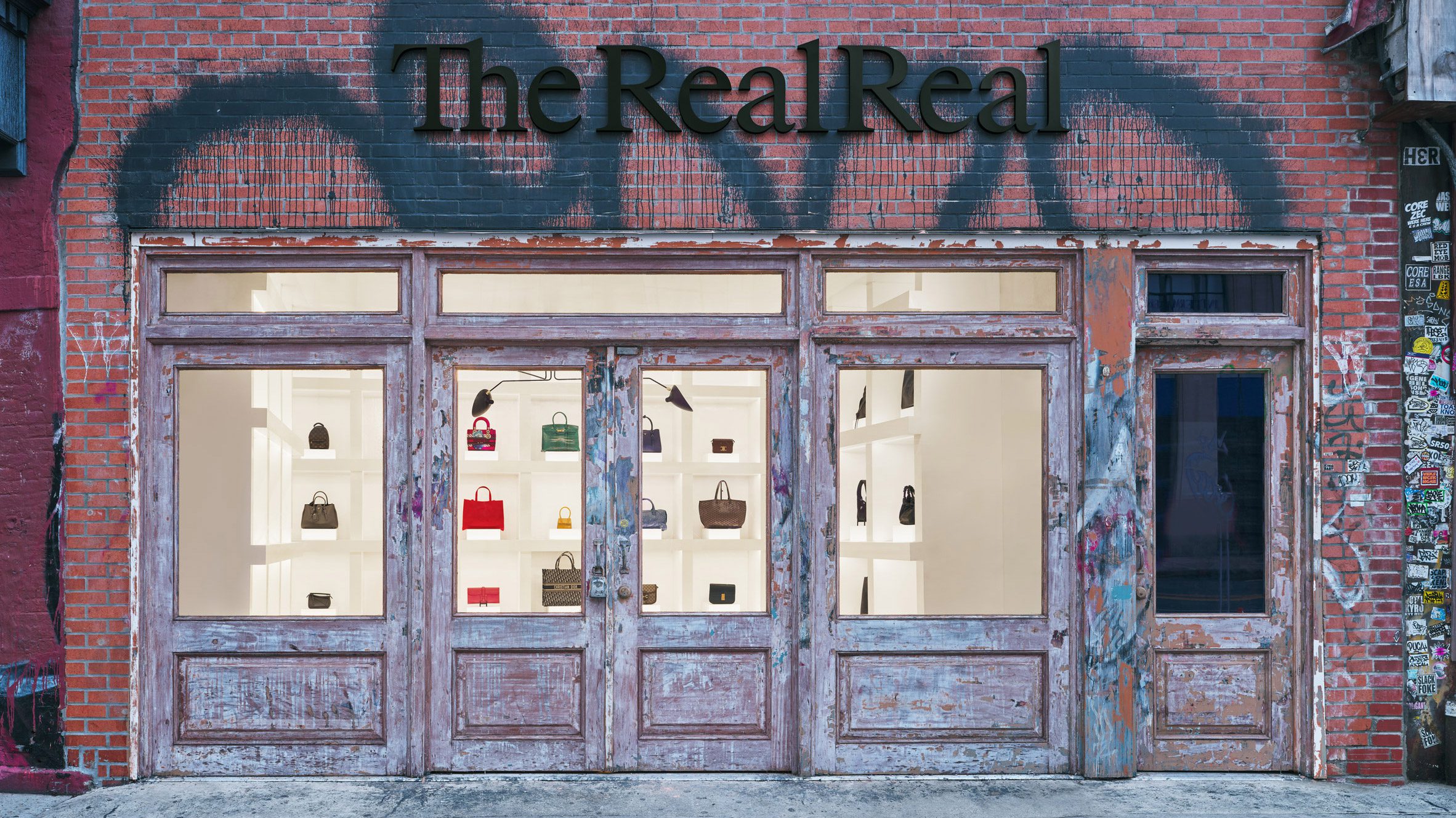 https://static.dezeen.com/uploads/2024/08/mythology-therealreal-canal-street-installation-design-counterfeit-crisis-promotion_dezeen_2364_hero.jpg