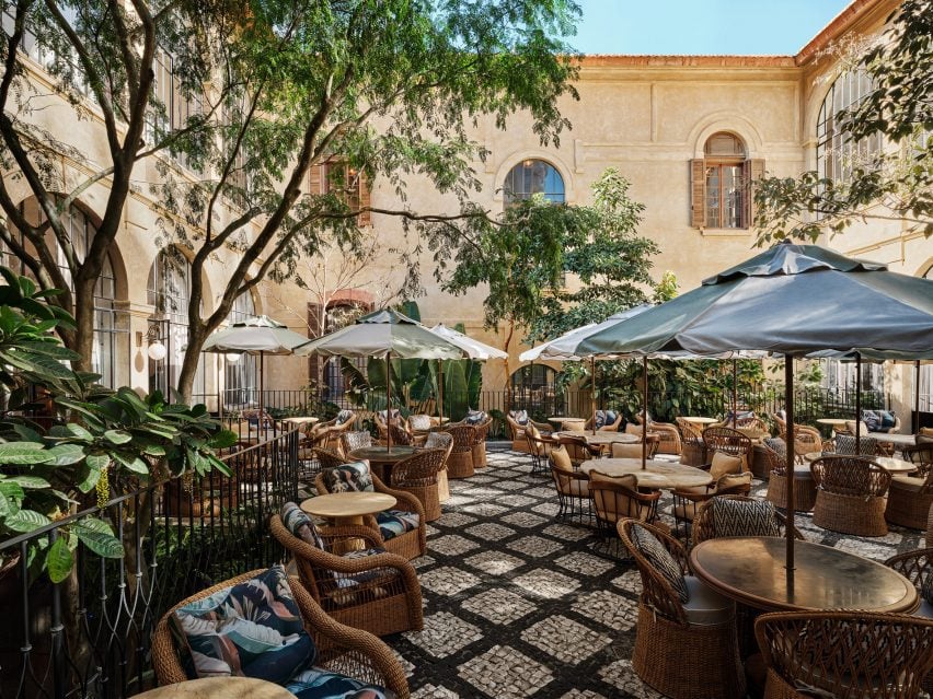 Central courtyards with tables, chairs and parasols in the green