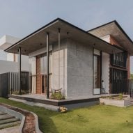 Expansive roofs create indoor-outdoor spaces in concrete Indian home