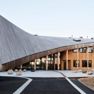 Snøhetta tops reindeer herding school with sloping wooden roof