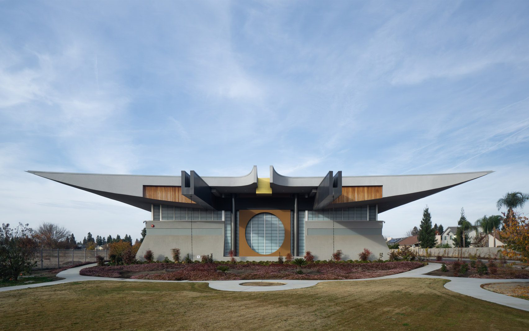 Building with anvil-like roof