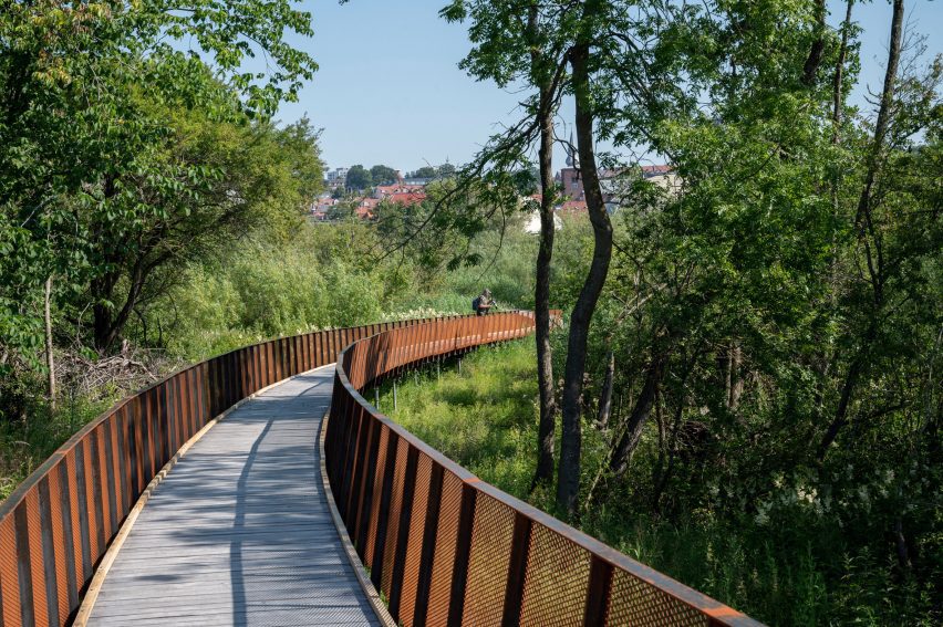 Raised walkway within flooding defence system by CF Møller