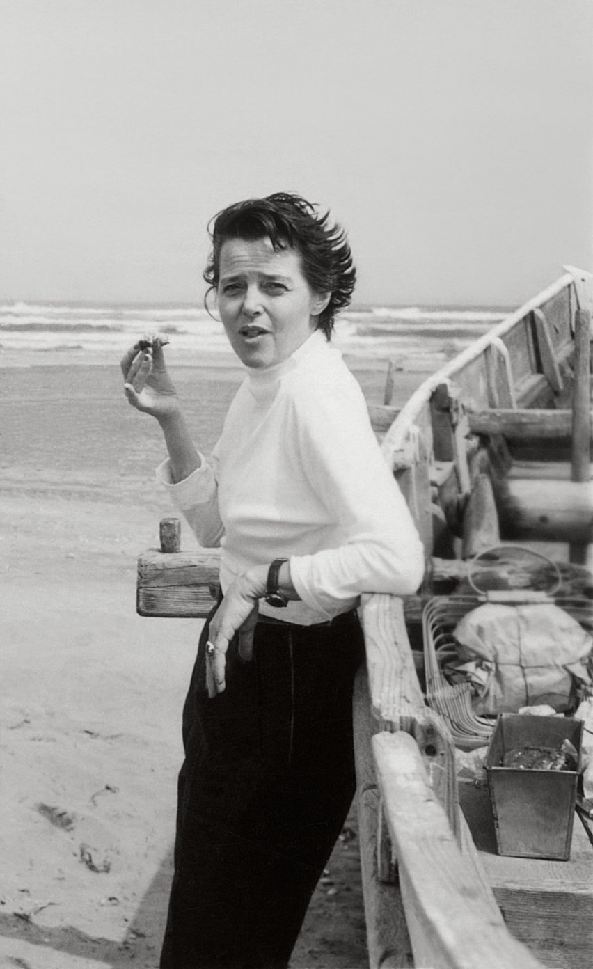 Charlotte Perriand sur la plage de Chiba, Japon, 1954. Photographie Jacques Martin/AChP.